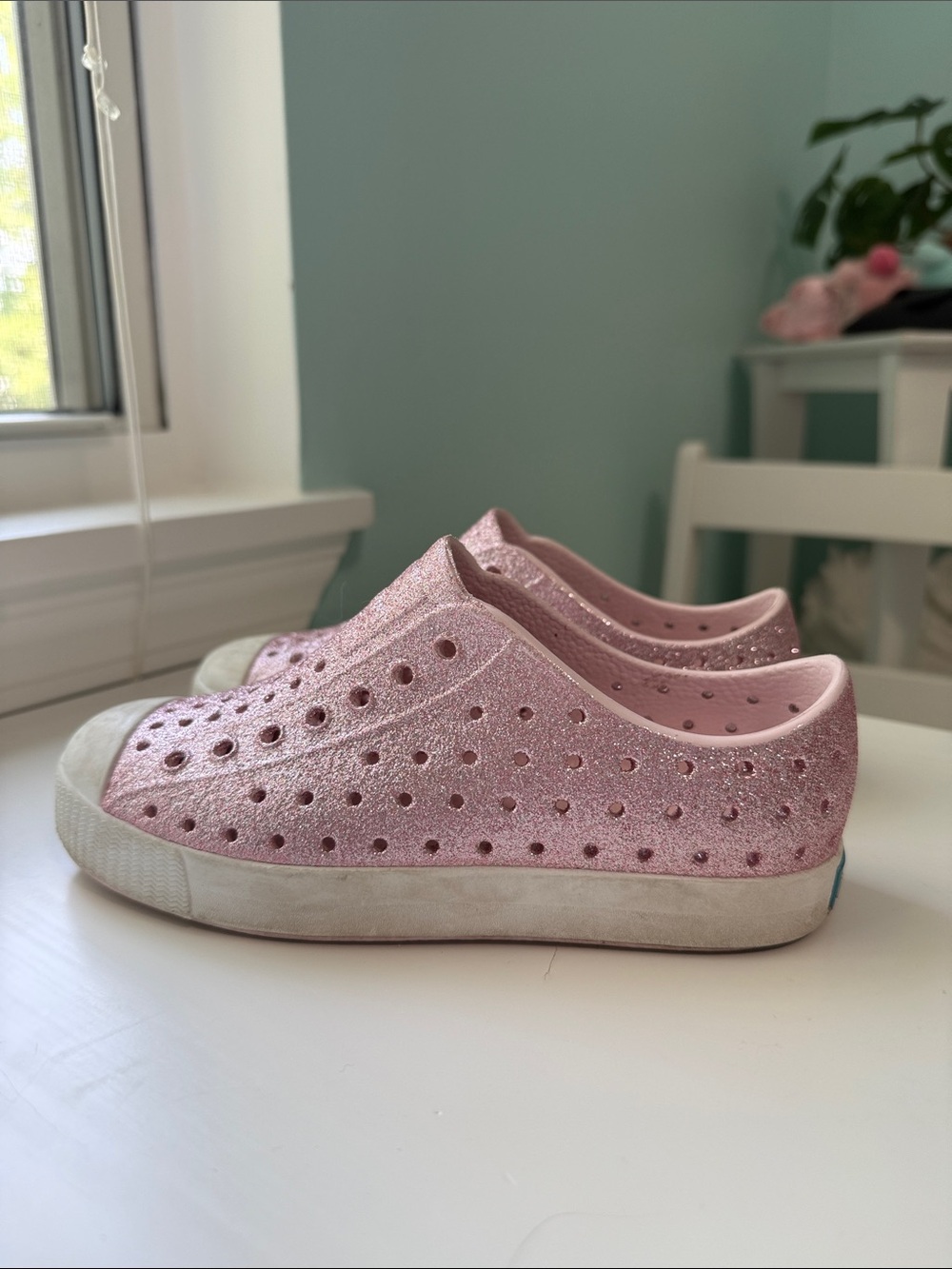 Native Kids Lightweight Slip-On Shoes in Glitter Pink J1